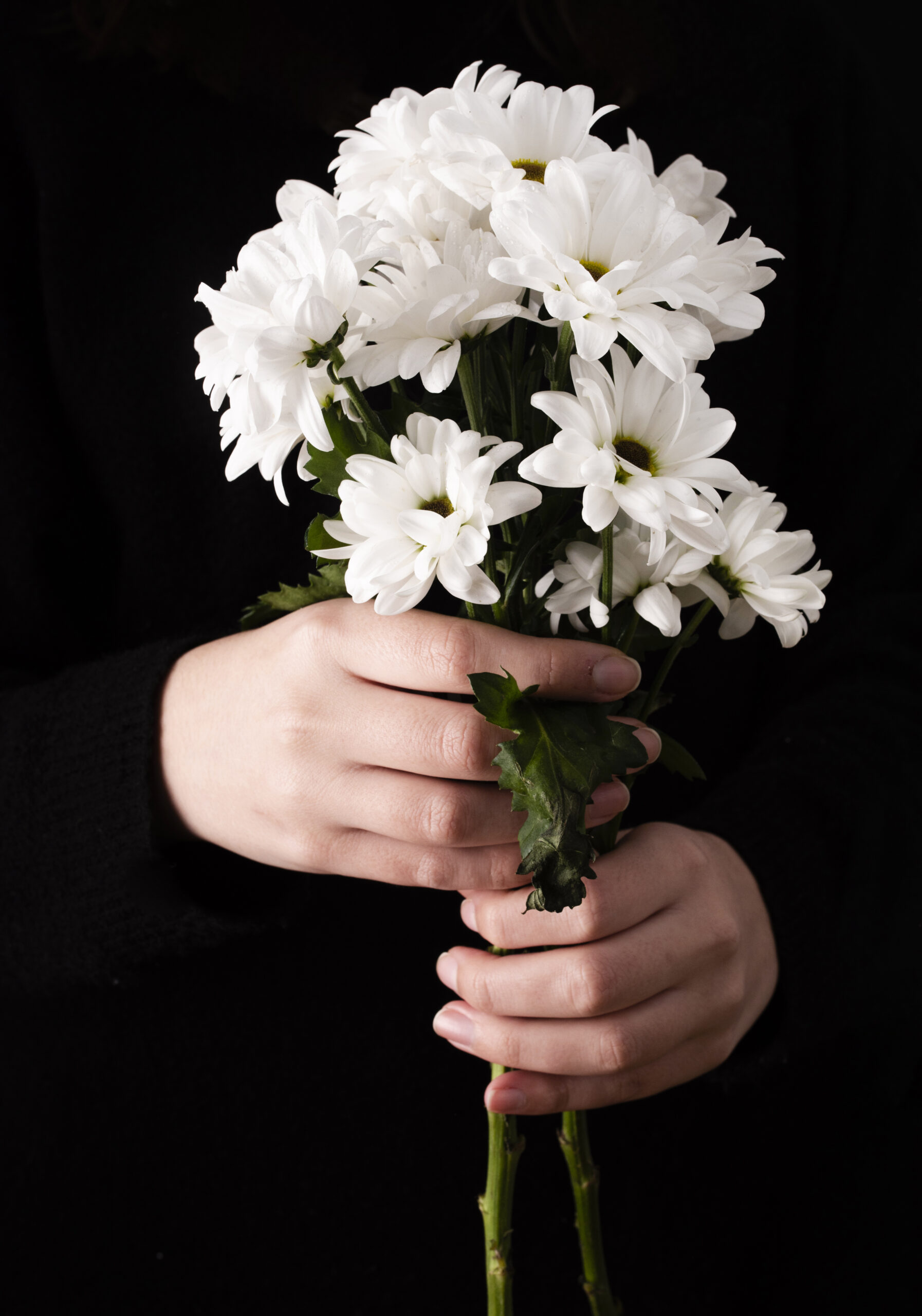 vista-frontal-manos-con-flores-de-primavera